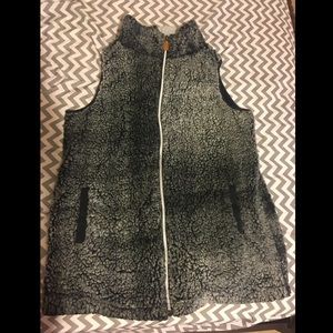 Gray sleeveless fuzzy jacket